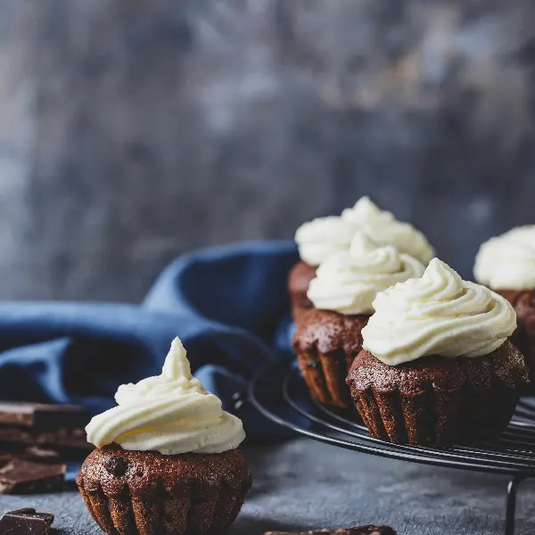 Cupcakes de chocolate belga con crema de vainilla artesanal — Madrid