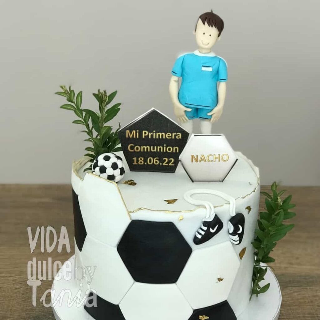 Tarta personalizada de primera comunión de niño con temática de fútbol