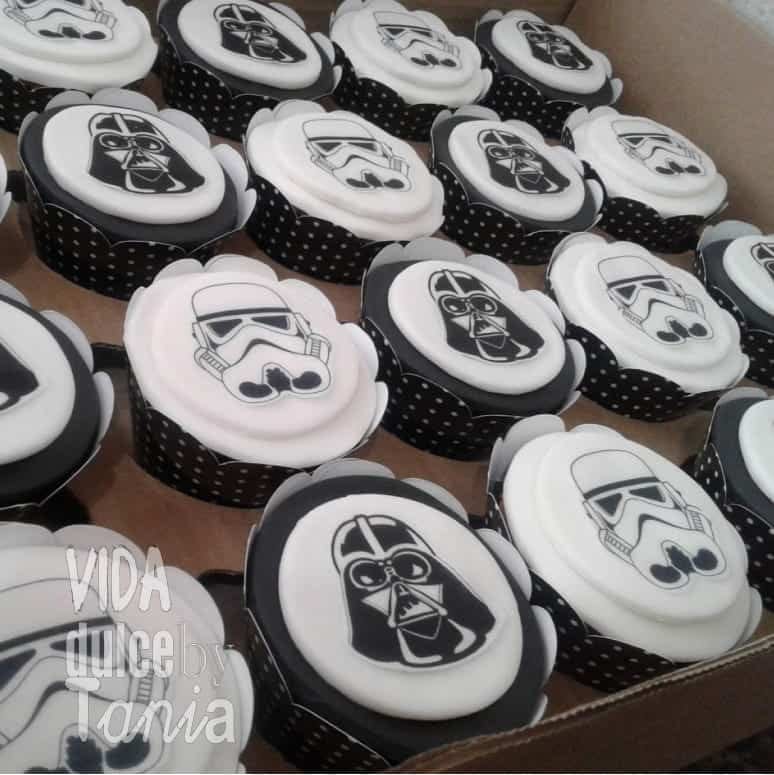 Galletas con personajes infantiles, animales y diseños temáticos decorados a mano con royal icing. Disponibles en cualquier temática: dinosaurios, unicornios, princesas, superhéroes y más.