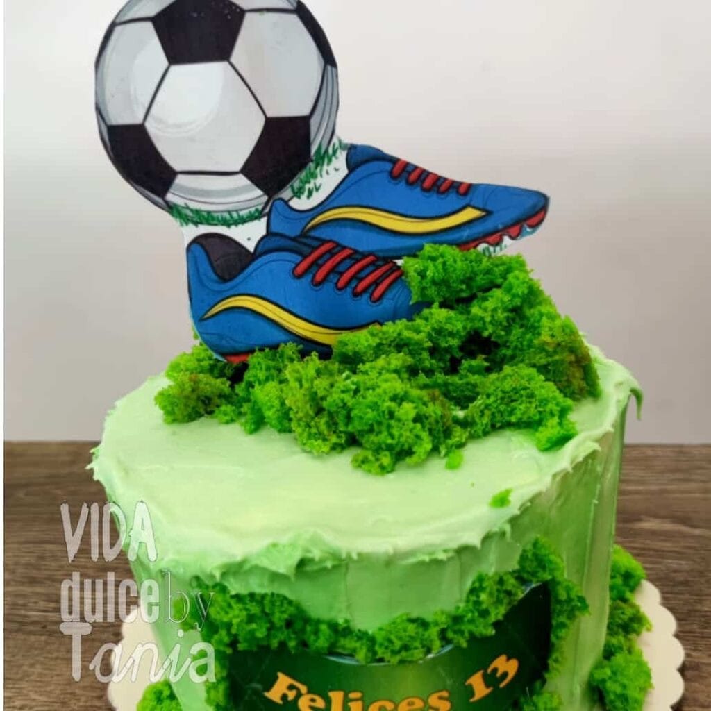 Tarta de fútbol con botas de deporte personalizada