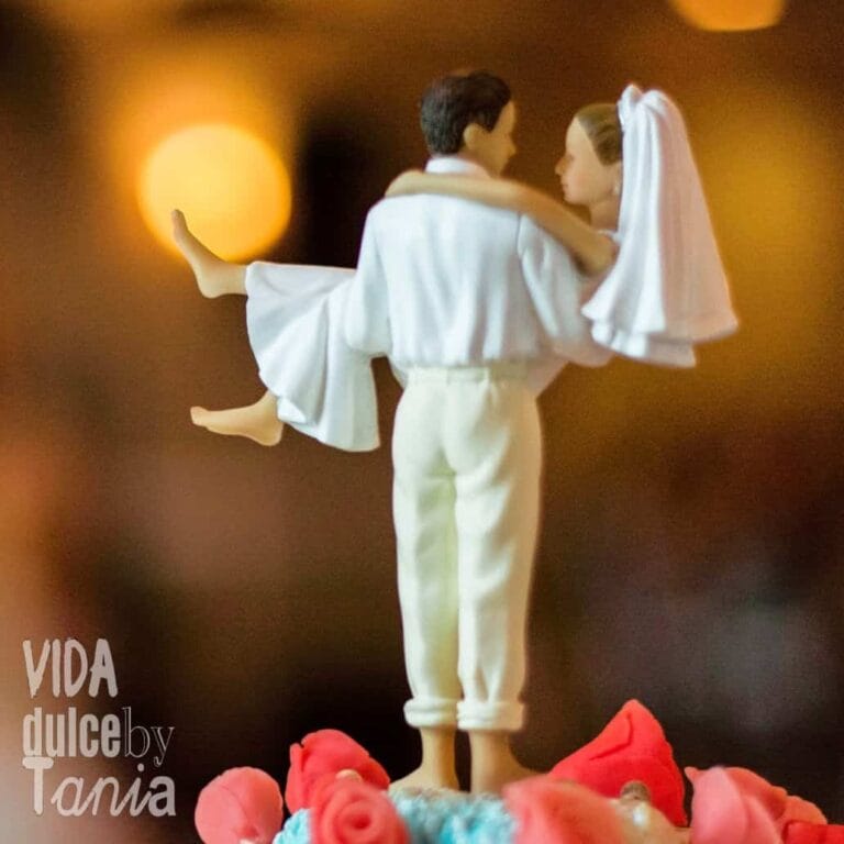 Figuritas de boda en manos