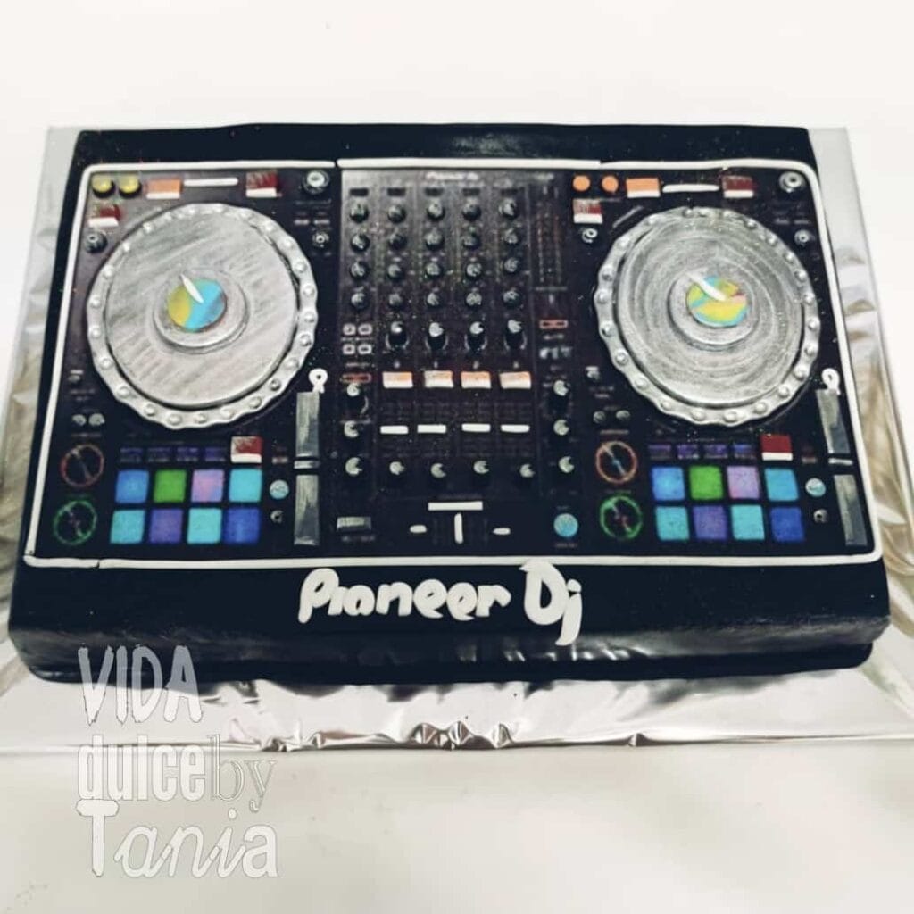 Tarta de DJ hombre adulto con diseño de mesa de dj — Madrid