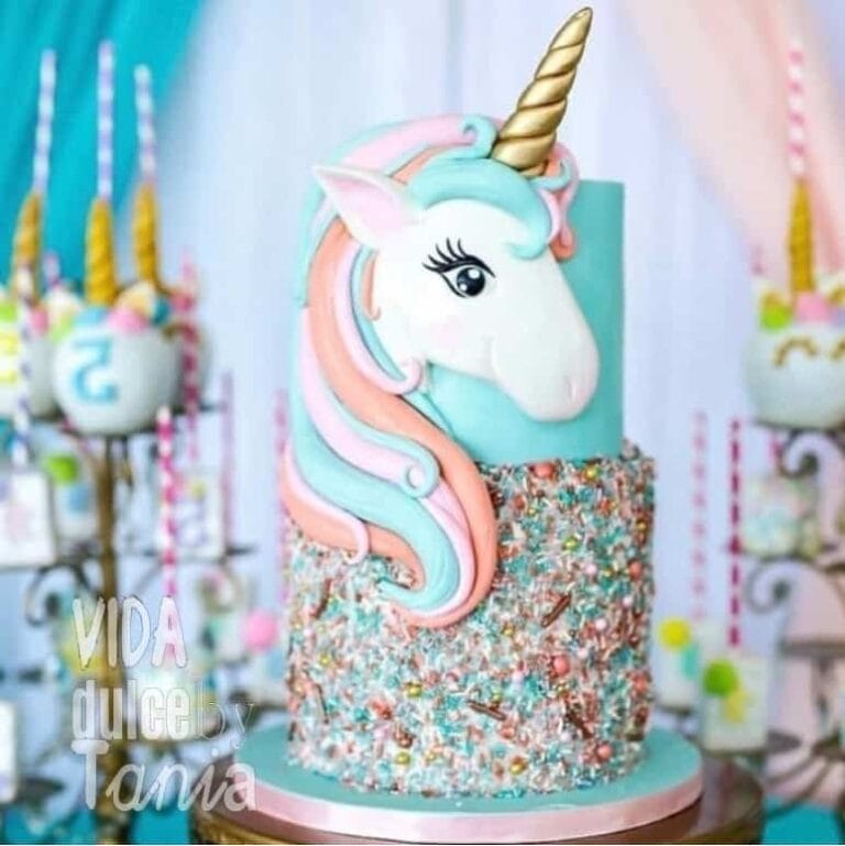 Tarta Unicornio de dos pisos y cuerno de oro Madrid