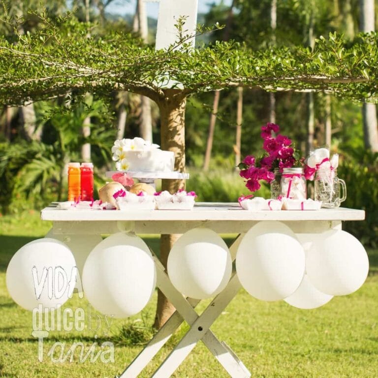 Mesa dulce de bautizo con globos