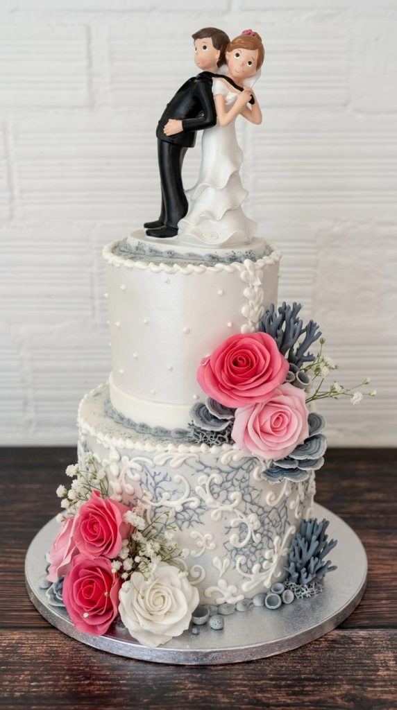 Tarta de Boda Divertida: Figura "Novio Pillado" y Rosas Fucsia