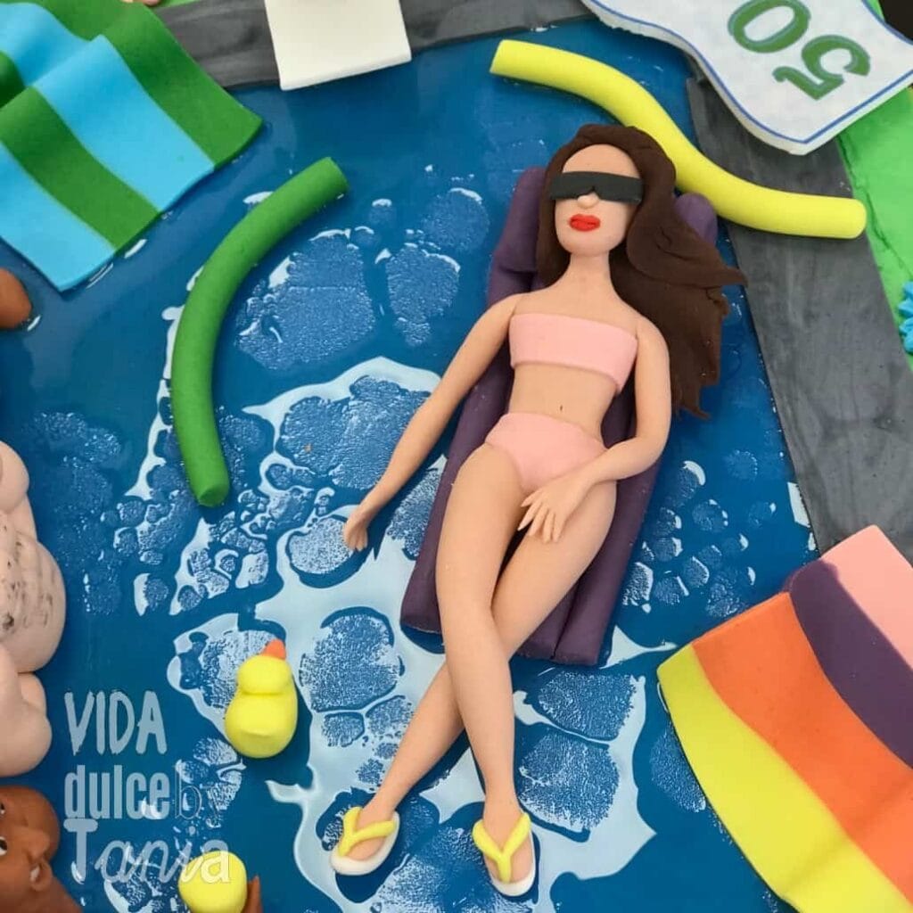 Tarta de cumpleaños En la piscina