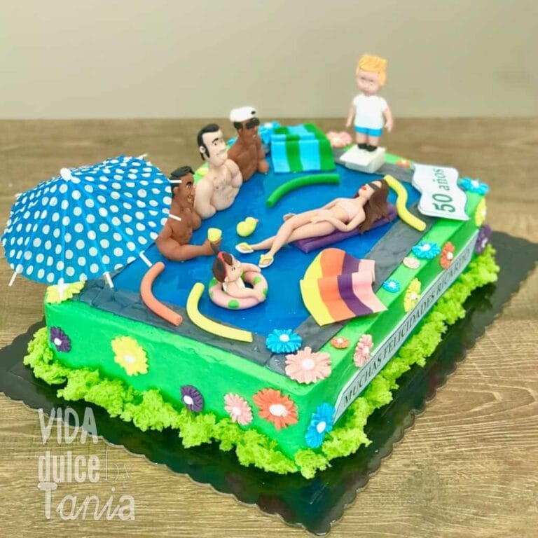 Tarta de cumpleaños En la piscina