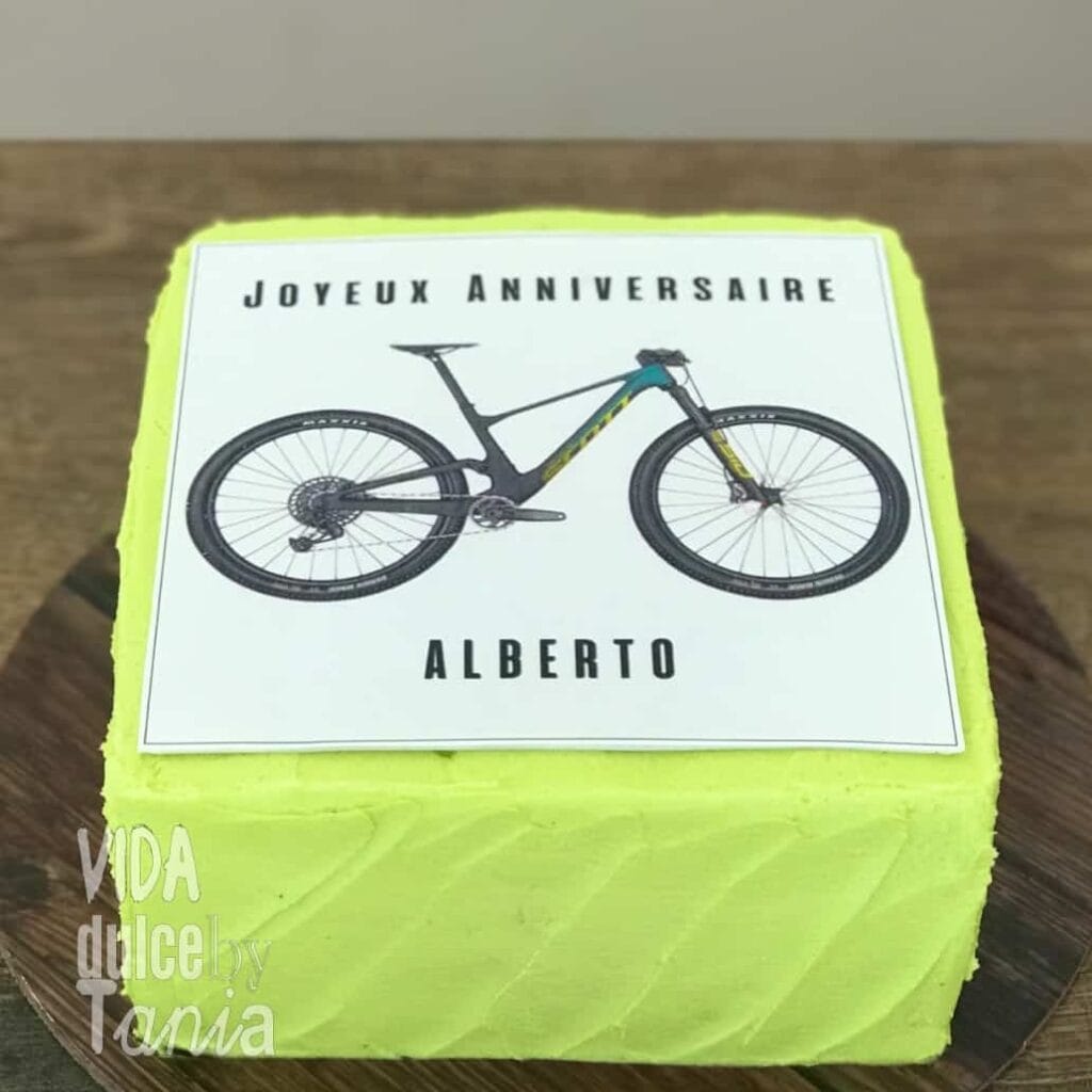 Tarta corporativa con logo de empresa impreso en papel de azúcar — Madrid