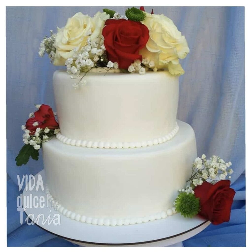 Tarta de boda blanca con rosas Madrid