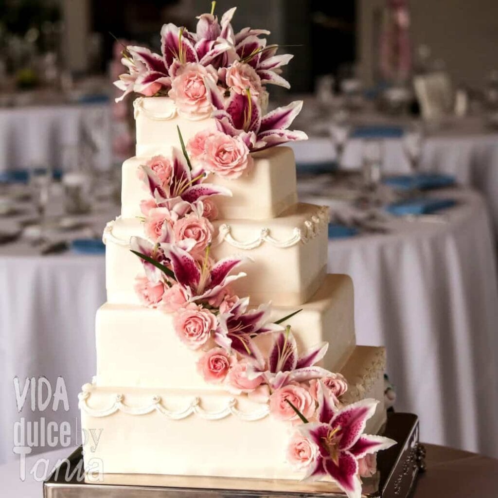 Tarta de boda flores rojas Madrid