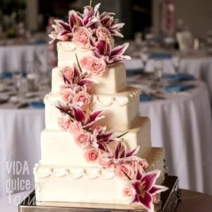 Tarta de boda flores rojas Madrid