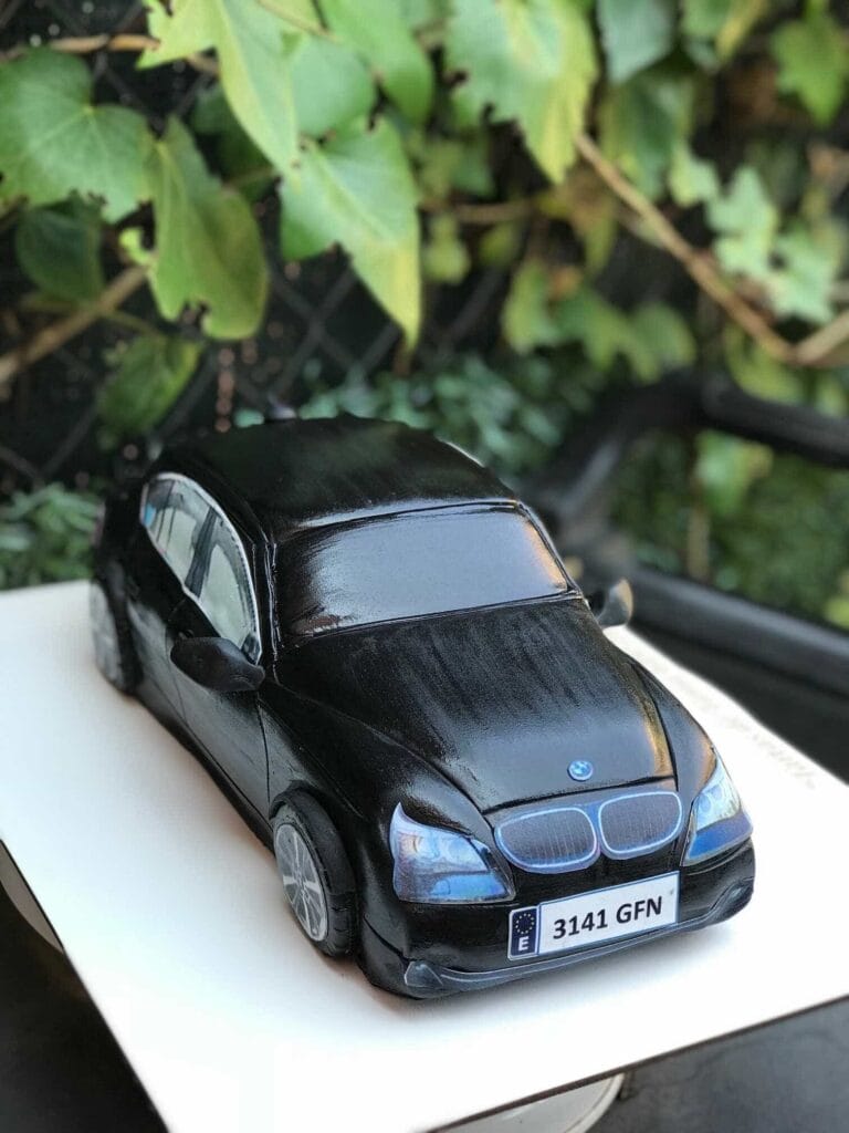 Tarta 3D con forma de coche personalizada para cumpleaños de hombre en Madrid