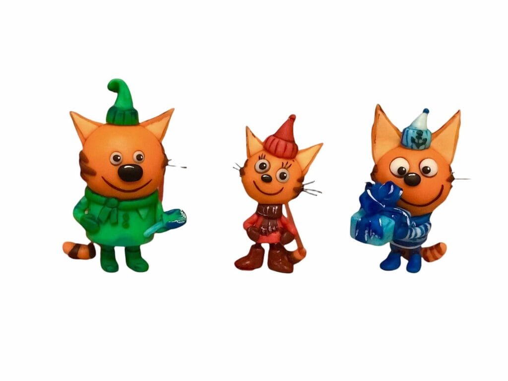 Figurita de azúcar de tres gatitos