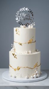 Tarta de Boda Minimalista con Pan de Oro y Perlas en Barajas