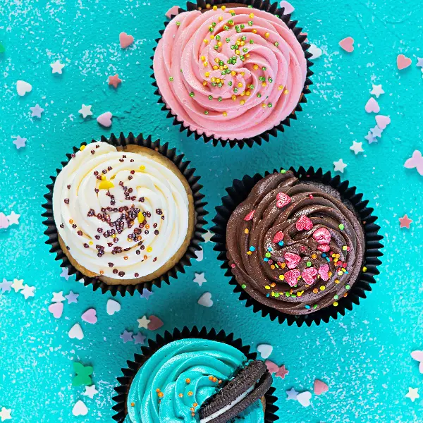 Cupcakes sabrosas y coloridas Magdalena deliciosa