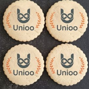 Galletas personalizadas con mensaje, fecha y colores de marca para congresos, inauguraciones, presentaciones de producto y celebraciones de equipo. Embalaje individual disponible.