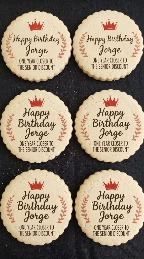 Galletas decoradas con el nombre de cada invitado en caligrafía manual. Perfectas como detalle de boda, bautizo, comunión o cumpleaños. Disponibles en cualquier color y tipografía.