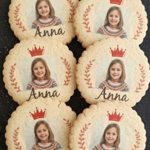 Galletas con tu foto impresa en papel de azúcar comestible. Retratos, logos, mascotas y cualquier imagen. Pedido mínimo 12 uds. Envío a toda España. Presupuesto en 2h por WhatsApp.