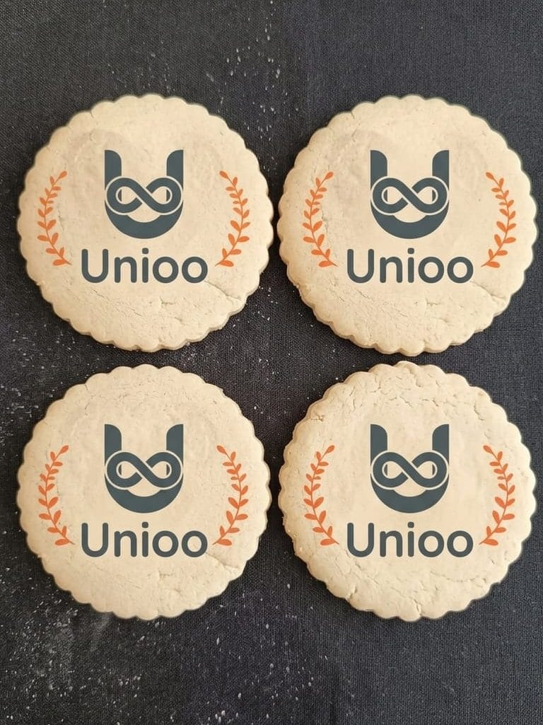 Galletas personalizadas con logo, mensaje y colores de marca para eventos corporativos