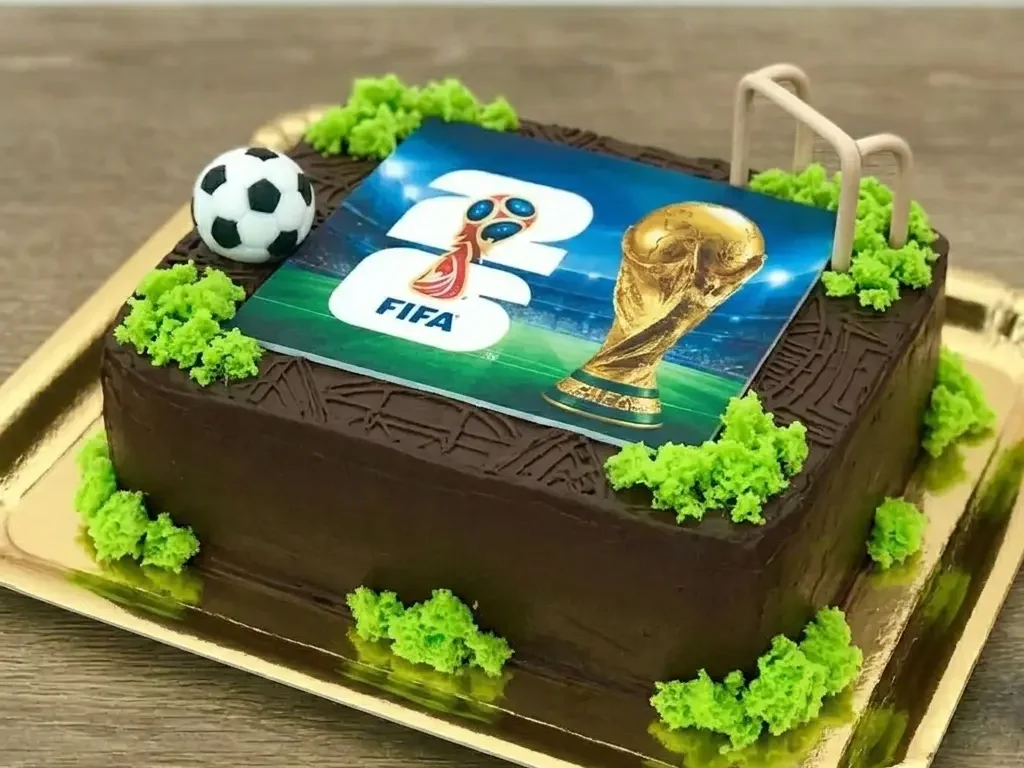 Bento cake personalizado del Mundial 2026 con decoración de fútbol