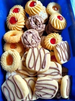 Decoración a mano de galletas artesanales con glasa real